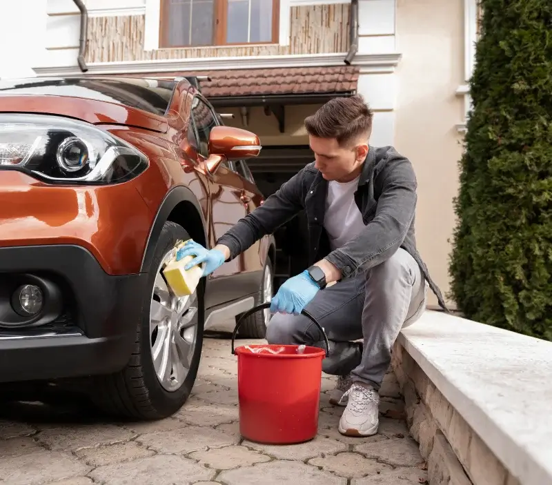 Lavage auto à domicile La Bachellerie : professionnel intervenant sur un véhicule